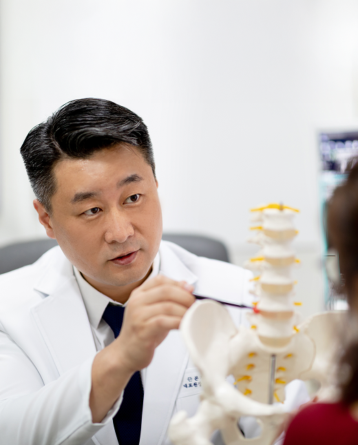 근본정형외과 인사말 오현근 원장 이미지