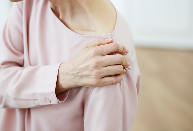 목 어깨 허리의 만성적인 뻐근함을 표현한 이미지